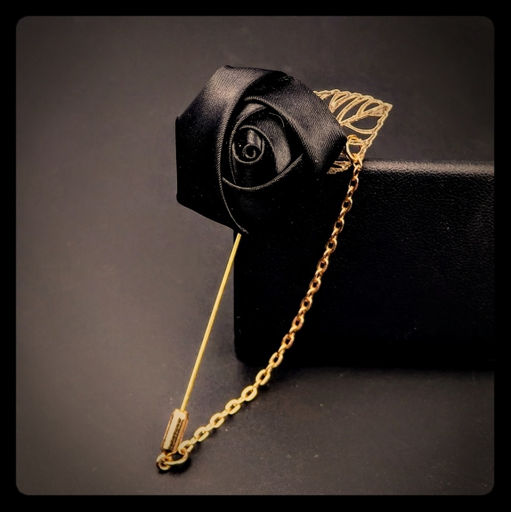 1Elegant Black Rose Feathered Wedding Pin 🌹
